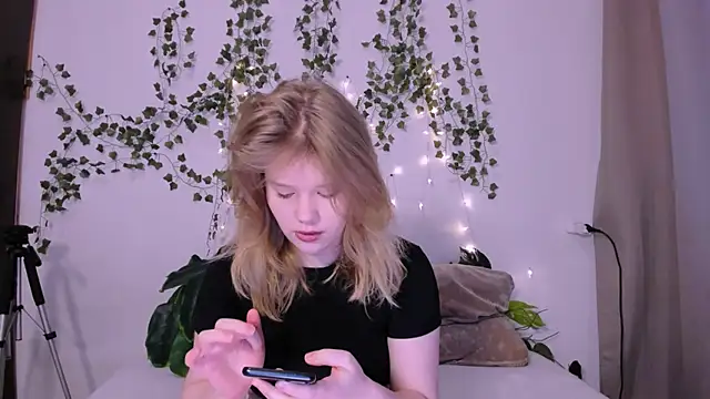 LaseyMoon online show from 03-14-25, 01:16