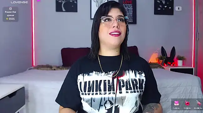 Snapshot of Veronika_metal chatting on 02-25-25, 12:34 Veronika metal online show from 02-25-25, 12:34