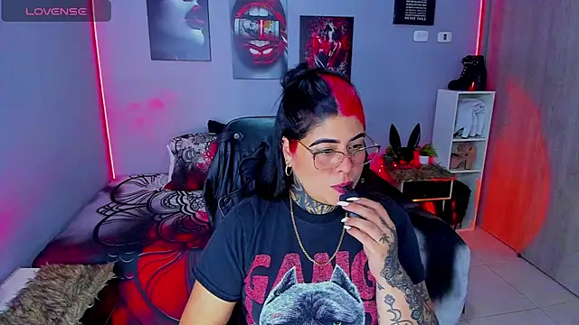 Snapshot of Veronika_metal chatting on 09-25-25, 06:00 Veronika metal online show from 09-25-25, 06:00