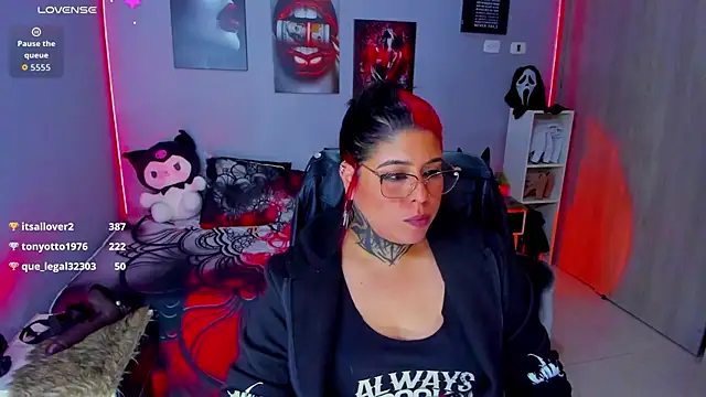 Snapshot of Veronika_metal chatting on 10-23-25, 06:34 Veronika metal online show from 10-23-25, 06:34