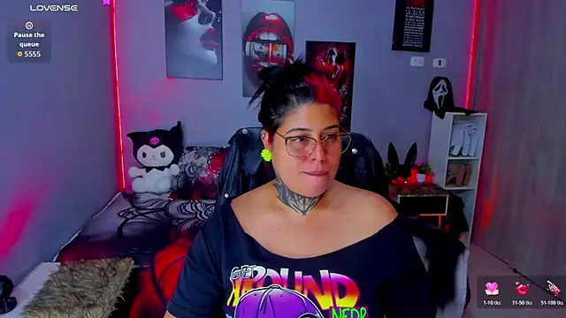 Snapshot of Veronika_metal chatting on 10-31-25, 04:02 Veronika metal online show from 10-31-25, 04:02