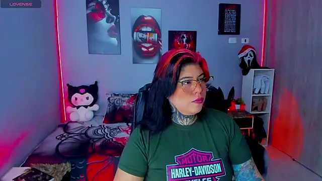 Snapshot of Veronika_metal chatting on 11-17-25, 07:36 Veronika metal online show from 11-17-25, 07:36