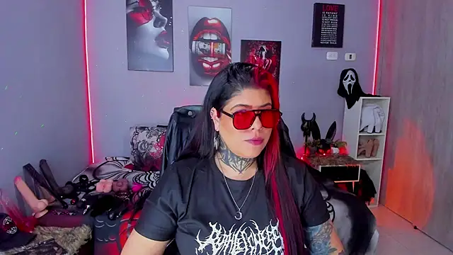 Snapshot of Veronika_metal chatting on 12-13-25, 09:31 Veronika metal online show from 12-13-25, 09:31