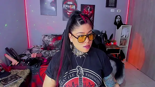 Snapshot of Veronika_metal chatting on 12-15-25, 04:11 Veronika metal online show from 12-15-25, 04:11