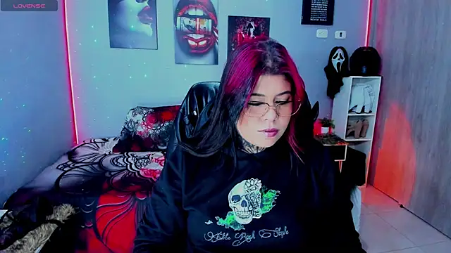 Snapshot of Veronika_metal chatting on 01-11-26, 01:10 Veronika metal online show from 01-11-26, 01:10