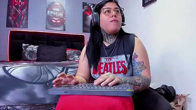 Snapshot of Veronika_metal chatting on 08-05-26, 08:33 Veronika metal online show from 08-05-26, 08:33