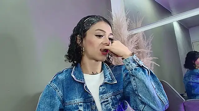 Snapshot of Vaiolett_Smith chatting on 03-26-26, 02:44 Vaiolett Smith online show from 03-26-26, 02:44