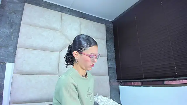 Snapshot of Vaiolett_Smith chatting on 04-13-26, 02:44 Vaiolett Smith online show from 04-13-26, 02:44