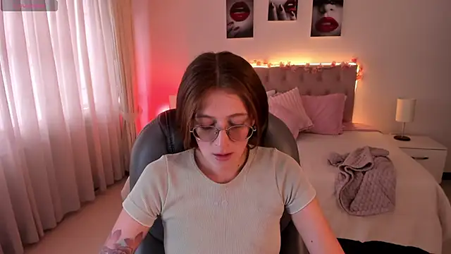 Snapshot of Emily_Warren_ chatting on 10-16-25, 07:37 Emily Warren online show from 10-16-25, 07:37