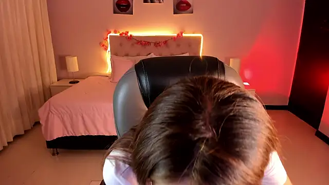 Emily Warren  online show from 04-10-26, 09:19