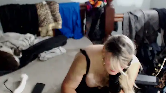 Snapshot of emmex671 chatting on 10-27-25, 01:09 emmex671 online show from 10-27-25, 01:09