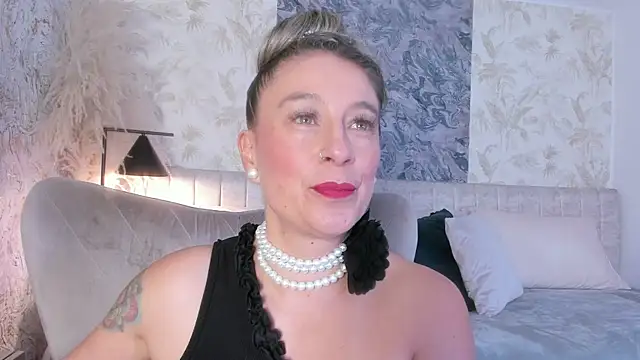 Liannaa  online show from 11-06-25, 07:48