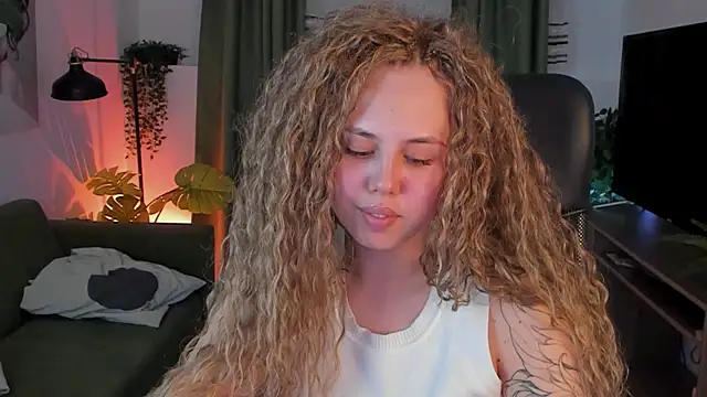 Snapshot of MiaRidd chatting on 03-15-25, 02:23 MiaRidd online show from 03-15-25, 02:23
