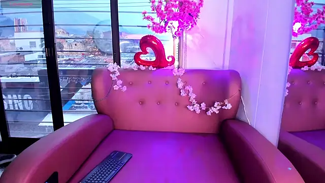 Snapshot of Mitsu_Kawii chatting on 10-21-25, 08:31 Mitsu Kawii online show from 10-21-25, 08:31