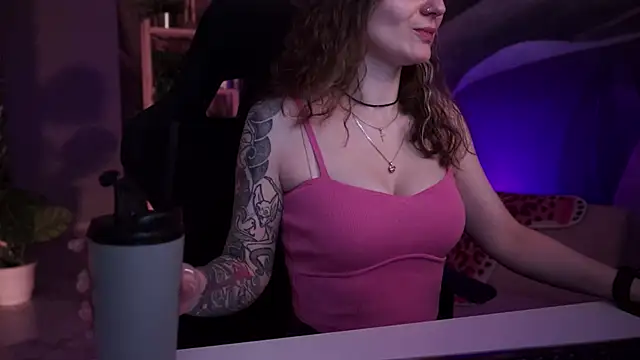 Snapshot of OliviaMcClean chatting on 11-18-25, 05:56 OliviaMcClean online show from 11-18-25, 05:56