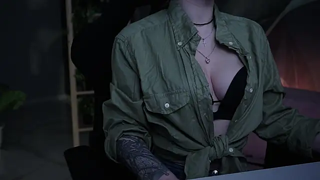 Snapshot of OliviaMcClean chatting on 11-23-25, 05:40 OliviaMcClean online show from 11-23-25, 05:40