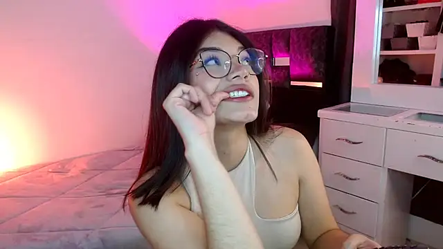 Snapshot of _Camilaaa_ chatting on 10-10-25, 07:18  Camilaaa  online show from 10-10-25, 07:18