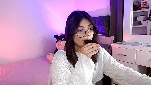 Snapshot of _Camilaaa_ chatting on 10-25-25, 06:43  Camilaaa  online show from 10-25-25, 06:43