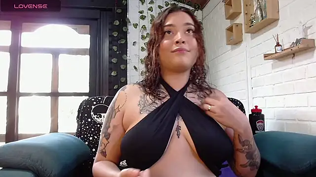 Snapshot of LiraSonnett chatting on 11-22-25, 09:03 LiraSonnett online show from 11-22-25, 09:03