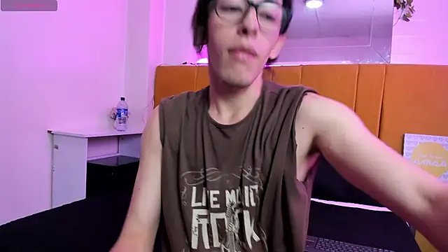 Snapshot of Andrew_Wolff chatting on 03-08-25, 04:45 Andrew Wolff online show from 03-08-25, 04:45