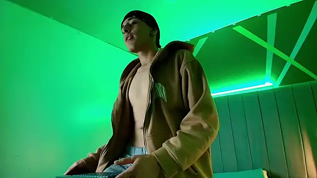 Snapshot of Andrew_Wolff chatting on 10-29-25, 02:25 Andrew Wolff online show from 10-29-25, 02:25