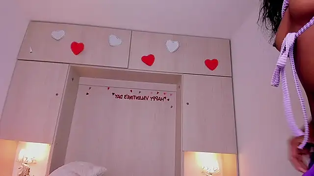 Snapshot of BeverlySteel chatting on 02-18-26, 08:05 BeverlySteel online show from 02-18-26, 08:05