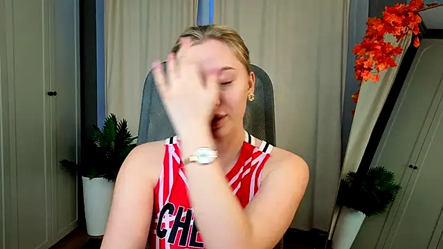 christie luv online show from 11-22-25, 01:43