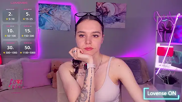Snapshot of EmelyMason chatting on 05-11-26, 04:51 EmelyMason online show from 05-11-26, 04:51