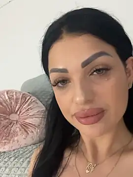 Snapshot of IrisRossie chatting on 06-17-26, 05:32 IrisRossie online show from 06-17-26, 05:32