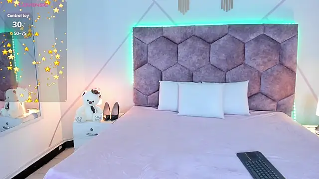 Snapshot of aurora_collinss_ chatting on 12-19-25, 01:07 aurora collinss online show from 12-19-25, 01:07