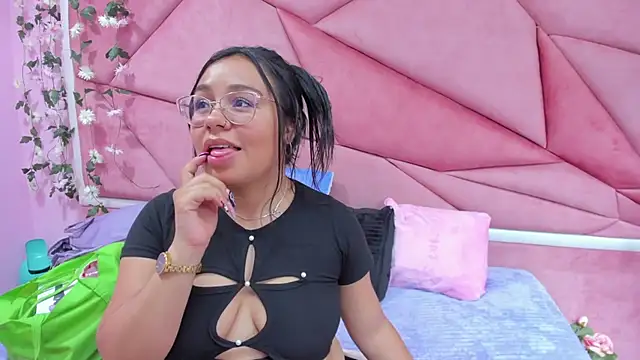 Snapshot of _Violeta_18 chatting on 10-12-25, 03:44 Violeta 18 online show from 10-12-25, 03:44