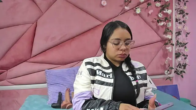 Snapshot of _Violeta_18 chatting on 11-23-25, 02:44 Violeta 18 online show from 11-23-25, 02:44