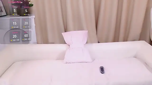 Snapshot of honey113 chatting on 12-14-25, 01:05 honey113 online show from 12-14-25, 01:05