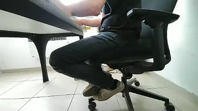 Snapshot of GM51-1988 chatting on 09-19-25, 02:29 GM51-1988 online show from 09-19-25, 02:29