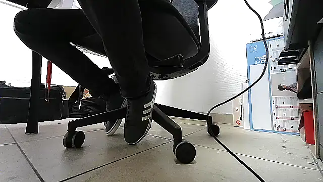 Snapshot of GM51-1988 chatting on 01-12-26, 04:23 GM51-1988 online show from 01-12-26, 04:23