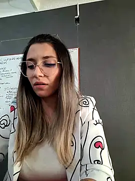 Snapshot of Isabella_Varella chatting on 03-05-25, 05:08 Isabella Varella online show from 03-05-25, 05:08