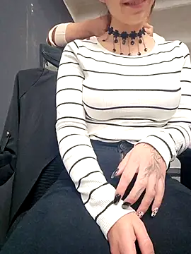 Snapshot of Isabella_Varella chatting on 10-15-25, 01:00 Isabella Varella online show from 10-15-25, 01:00