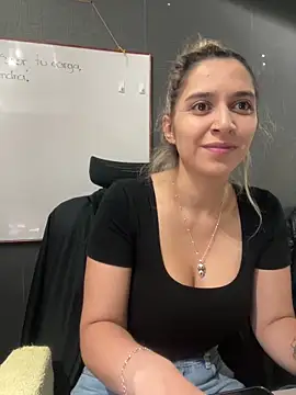 Isabella Varella online show from 12-19-25, 01:29