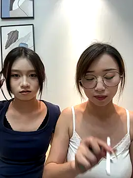 Snapshot of TOP_yoyo chatting on 12-17-25, 12:55 TOP yoyo online show from 12-17-25, 12:55