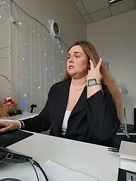 Juicy PeachLux online show from 05-20-26, 05:46