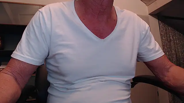 Snapshot of munichrubber chatting on 12-21-24, 05:58 munichrubber online show from 12-21-24, 05:58