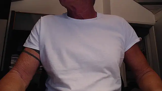 Snapshot of munichrubber chatting on 12-29-24, 04:19 munichrubber online show from 12-29-24, 04:19