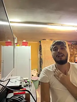 Snapshot of Bello98sud chatting on 10-25-25, 04:13 Bello98sud online show from 10-25-25, 04:13