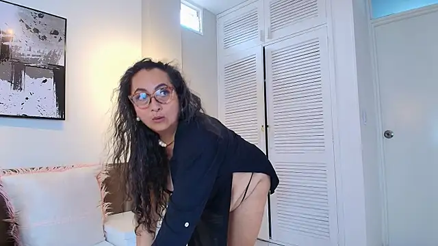 Snapshot of AlessandraLeroy chatting on 06-03-26, 02:33 AlessandraLeroy online show from 06-03-26, 02:33