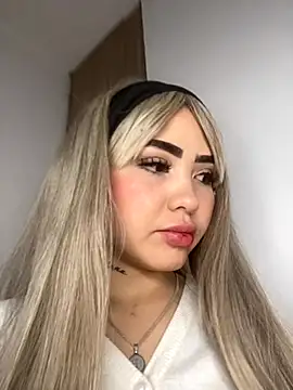 Snapshot of Mia_cullen_ chatting on 10-12-25, 01:48 Mia cullen online show from 10-12-25, 01:48