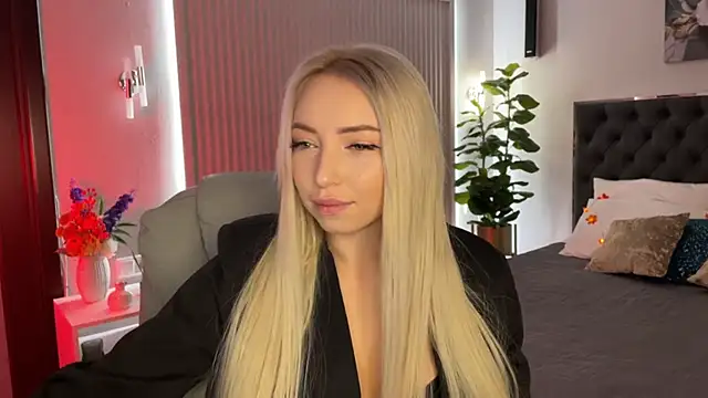 Snapshot of OhMyEmma chatting on 10-16-25, 01:28 OhMyEmma online show from 10-16-25, 01:28