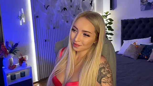 Snapshot of OhMyEmma chatting on 10-28-25, 02:15 OhMyEmma online show from 10-28-25, 02:15