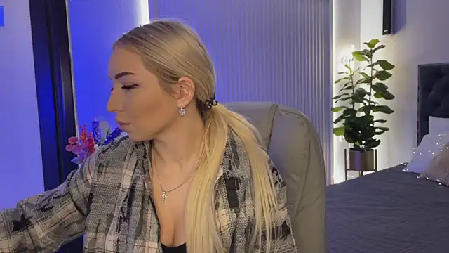 Snapshot of OhMyEmma chatting on 11-04-25, 01:16 OhMyEmma online show from 11-04-25, 01:16