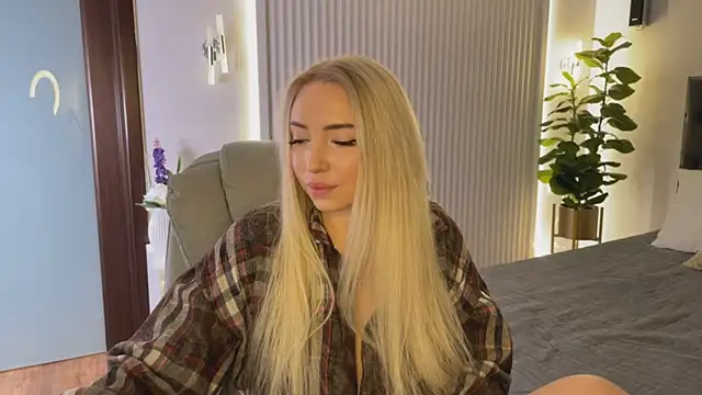 Snapshot of OhMyEmma chatting on 11-19-25, 01:16 OhMyEmma online show from 11-19-25, 01:16