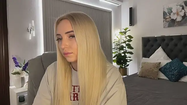 Snapshot of OhMyEmma chatting on 12-04-25, 01:15 OhMyEmma online show from 12-04-25, 01:15